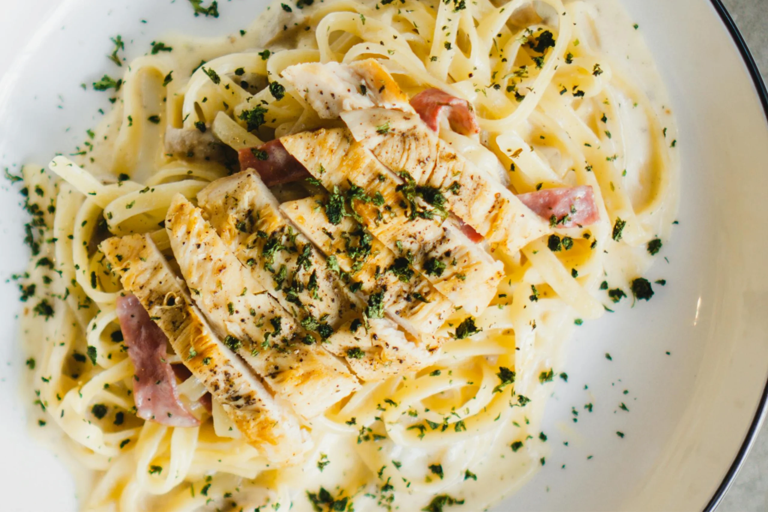 Alfredo sauce with chicken and fettuccine.